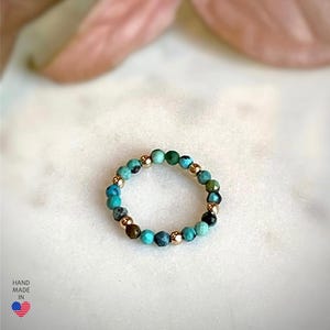 Anello elastico con perline turchesi, placcato oro 14 carati, pietra portafortuna di dicembre.