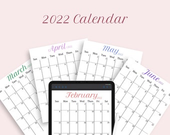 Puede incluir: Primer plano de una tableta digital que muestra un calendario de febrero de 2022. Alrededor de la tableta hay cinco páginas de calendario impresas para marzo, abril, mayo y junio de 2022.