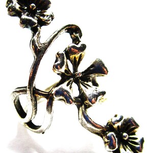 Vintage Silver Tone Embossed Flower Design Ring Sz. 6.5