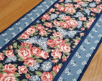 Camino de mesa acolchado hecho a mano con rosas y lilas, 42" x 15"