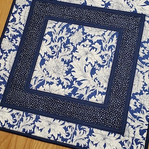Dessus de table matelassé de style vintage, tenture murale florale de 19,5 pouces, dessus de table d&#39;été, tapis de table matelassé bleu, tapis de bougie matelassé fait main