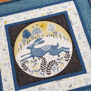 Dessus de table matelassé de style folk, 20 po. tenture murale matelassée lapin, dessous de plat matelassé bleu, dessous de plat pour bougies matelassé fait main, mini courtepointe murale