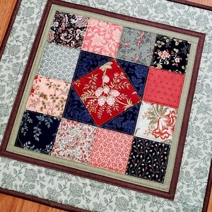 Dessus de table matelassé floral, dessus de table de style vintage 19&quot;, tenture murale matelassée, tapis de bougie matelassé botanique, courtepointe de table en patchwork