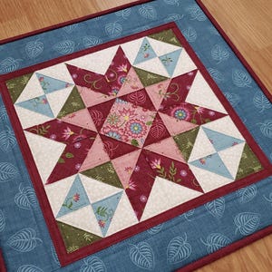 Dessus de table matelassé floral, tenture murale en calicot étoile de 18,5 pouces, dessus de table en patchwork, tapis de table matelassé de style folk, mini courtepointe murale faite main