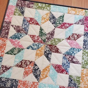 Dessus de table matelassé floral, tenture murale étoile du charpentier de 23,5 pouces, dessus de table de style vintage, tapis de table floral, courtepointe de table en patchwork