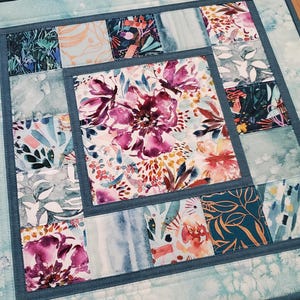 Dessus de table floral matelassé, suspension murale de 60 cm, dessus de table patchwork bleu marine, tapis de table estival matelassé, tapis bougie matelassé fait main