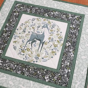 Dessus de table matelassé cerf, décoration murale de style folklorique 19 pouces, dessus de table vert, dessus de table printanier, courtepointe de table faite main