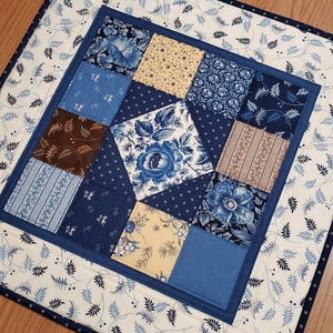 Dessus de table matelassé floral, dessus de table 19 pouces, tenture murale matelassée de style vintage, tapis de bougie matelassé, tapis de table patchwork fait main