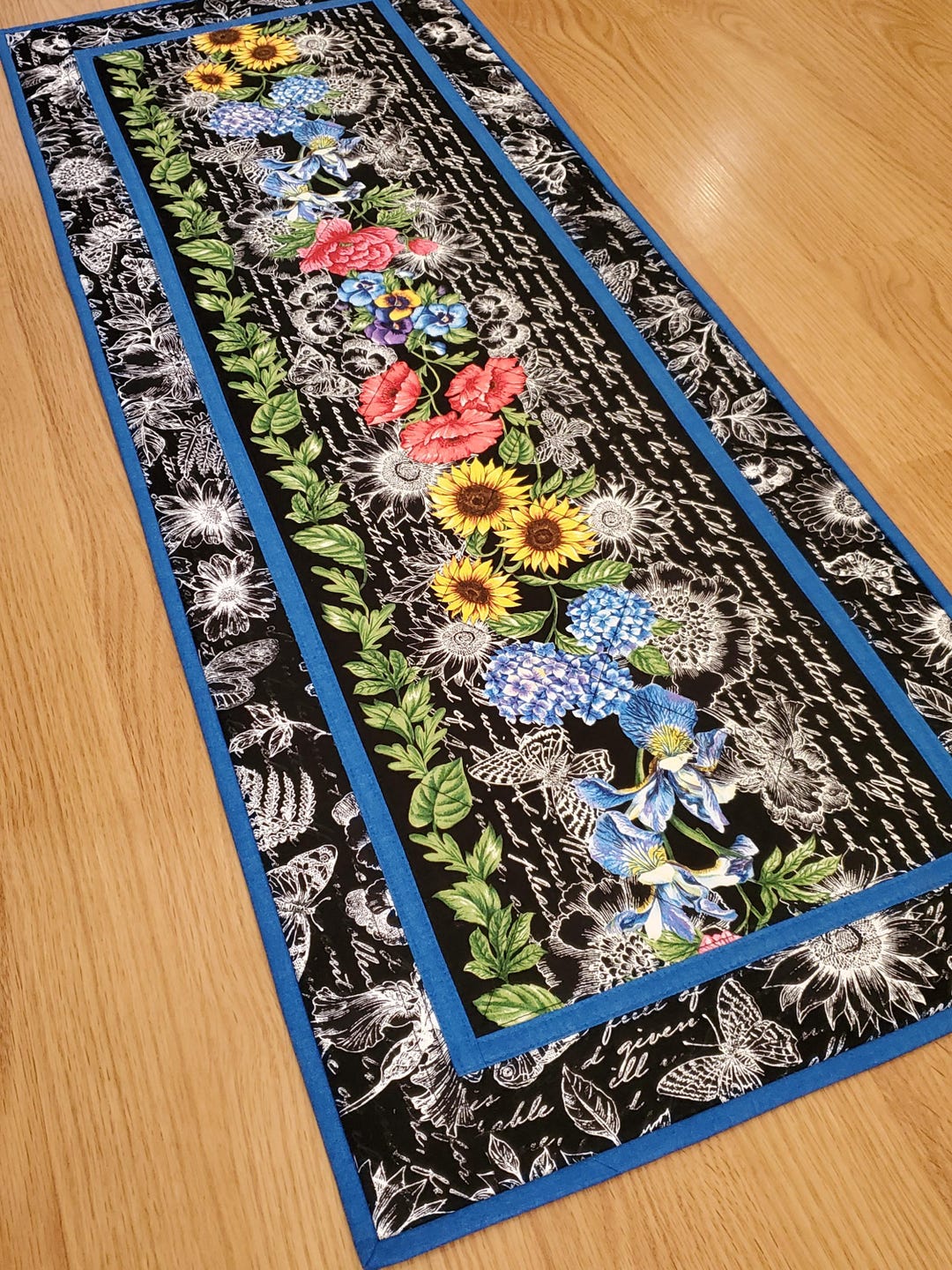 Circle of Flowers Quilted Table Runner NCU0PTT575
