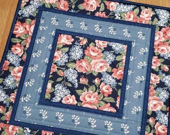 Adorno de mesa o pared hecho a mano con rosas y lilas acolchadas, 48 cm (19 pulgadas)