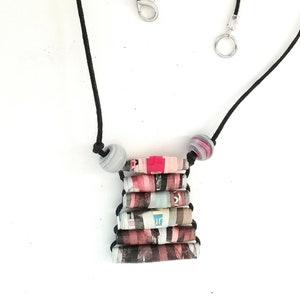Collana di carta e vetro artigianale