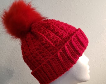 Chapeau au point d'étoile au crochet avec grand pompon en fausse fourrure