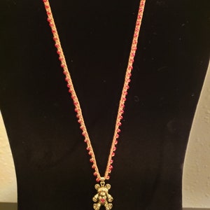 Collana da bambina all&#39;uncinetto con pendente a cuore a forma di orsetto
