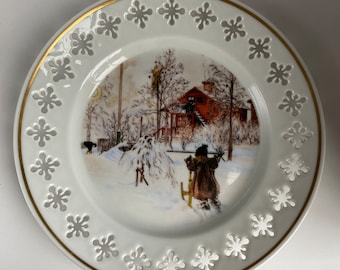 Limited Edition Carl Larrsons Bing & Grondahl Plate “The Yard And The Washhouse” Plate #723, 1977, Made in Denmark, 8.5”