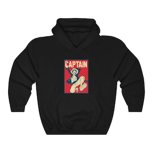K&ouml;nnte beinhalten: Schwarzer Kapuzenpullover mit einer roten und blauen Grafik eines Anime-Charakters mit dem Wort "CAPTAIN" in wei&szlig;er Schrift.