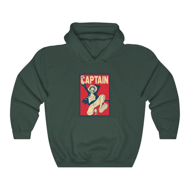 K&ouml;nnte beinhalten: Ein dunkelgr&uuml;ner Kapuzenpullover mit einer roten und wei&szlig;en Grafik eines springenden Comic-Charakters mit dem Wort "CAPTAIN" in wei&szlig;en Buchstaben.