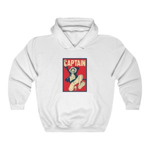 K&ouml;nnte beinhalten: Wei&szlig;er Kapuzenpullover mit einer roten und blauen Grafik eines springenden Comic-Charakters mit dem Wort "CAPTAIN" in gelben Buchstaben.