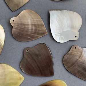 Heart-shaped Single Hole Black Mother of Pearl Shell Pendants. Oval-shaped Natural Mother of Pearl Beads For DIY Jewelry.