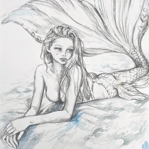 Puede incluir: Un dibujo a lápiz en blanco y negro de una sirena con el pelo largo y suelto, tumbada sobre un fondo de acuarela azul y blanco. La cola de la sirena es visible detrás de ella, con un patrón escamoso. El dibujo está firmado "acres145 anglesey" en la esquina inferior derecha.
