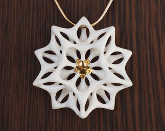 Collana con stella in porcellana bianca quasi cristallina immersa in oro e catena riempita in oro 24 carati - Unica nel suo genere, design non periodico