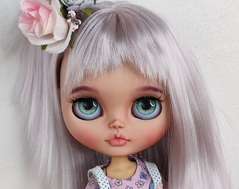 Poupée Blythe personnalisée cheveux lilas clair, peau bronzée de poupée OOAK Blythe