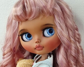 Muñeca Blythe personalizada con cabello rosa, muñeca OOAK Blythe de piel oscura