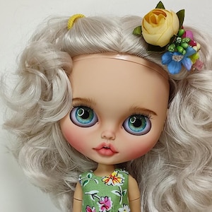 Aangepaste Blythe-pop met golvend blond haar, OOAK Blythe, gebruinde huid