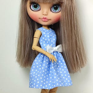 一点もののカスタムブライスドール：ダーティブロンドの髪、日焼けした肌 A - dressed doll