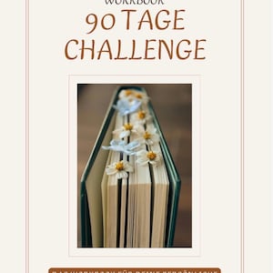 Op de afbeelding: Een werkboek getiteld 90 TAGE CHALLENGE met een centrale afbeelding van een open boek versierd met kleine witte bloemen. De omslag bevat de tekst WORKBOOK, 90 TAGE CHALLENGE en een bruine banner met de tekst DAS WORKBOOK FÜR DEINE PERSÖNLICHE ENTWICKLUNG.