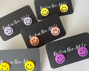 Pendientes de carita sonriente de arcilla polimérica - varios colores disponibles - pintados a mano