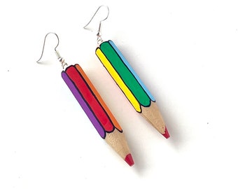 Dibujo animado de una maestra - Pendientes de lápices de colores arcoíris - Lápices reales