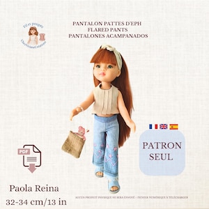 Könnte beinhalten: Eine Puppe in einem beigen Oberteil und einer blauen Schlaghose mit rosa Sternstickerei. Die Puppe ist 32-34 cm groß. Der Text auf dem Bild lautet "FLARED PANTS" und "PATRON SEUL".