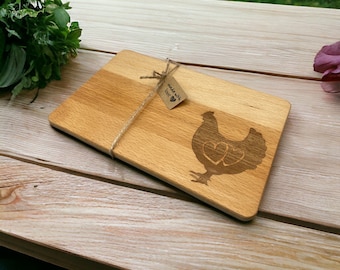 Breakfast board with a chicken motif - customizable with engraving