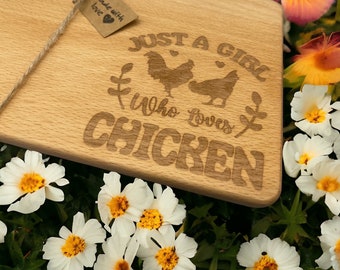 Breakfast board with a chicken motif - customizable with engraving