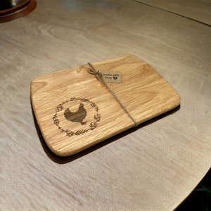 Personalized breakfast board with individual engraving and chicken motif made of rubber tree