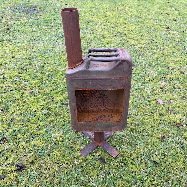 Gartenofen aus Benzinkanister rustikaler Ofen für Terrasse in Rostoptik.