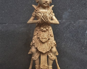 バリ島手作りのプルティマ木製像、木彫、彫刻、インドネシア・バリ島の