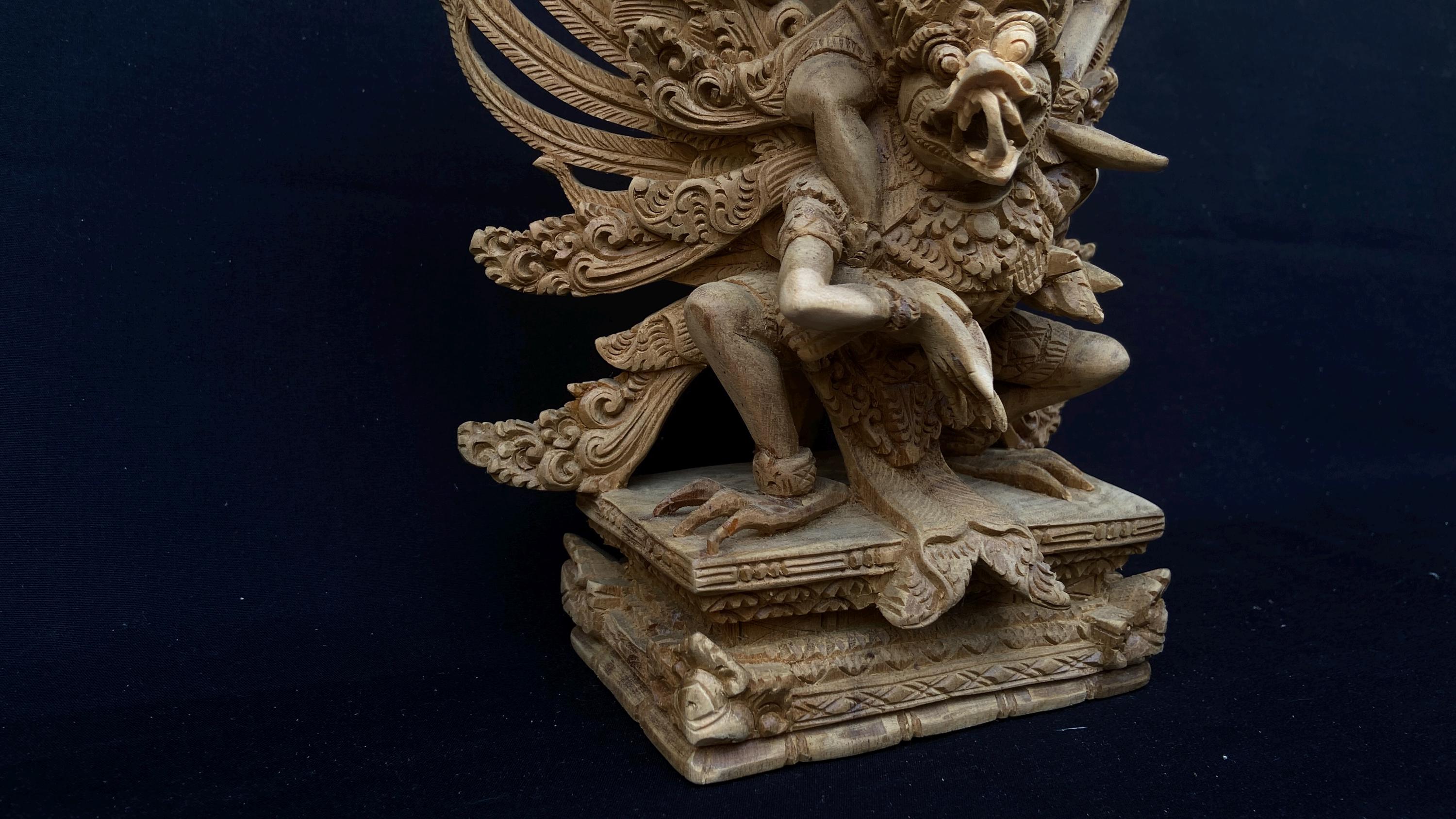 バリの手作り木製ガルーダ ウィスヌ彫刻、木彫り、バリ インドネシアの