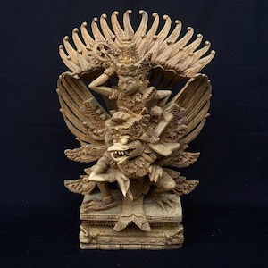 Balinese handgemaakte houten Garuda Wisnu-sculptuur, afmeting 32 cm x 24 cm x 14 cm Houtsnijwerk, sculptuur, kunst uit Bali, Indonesië
