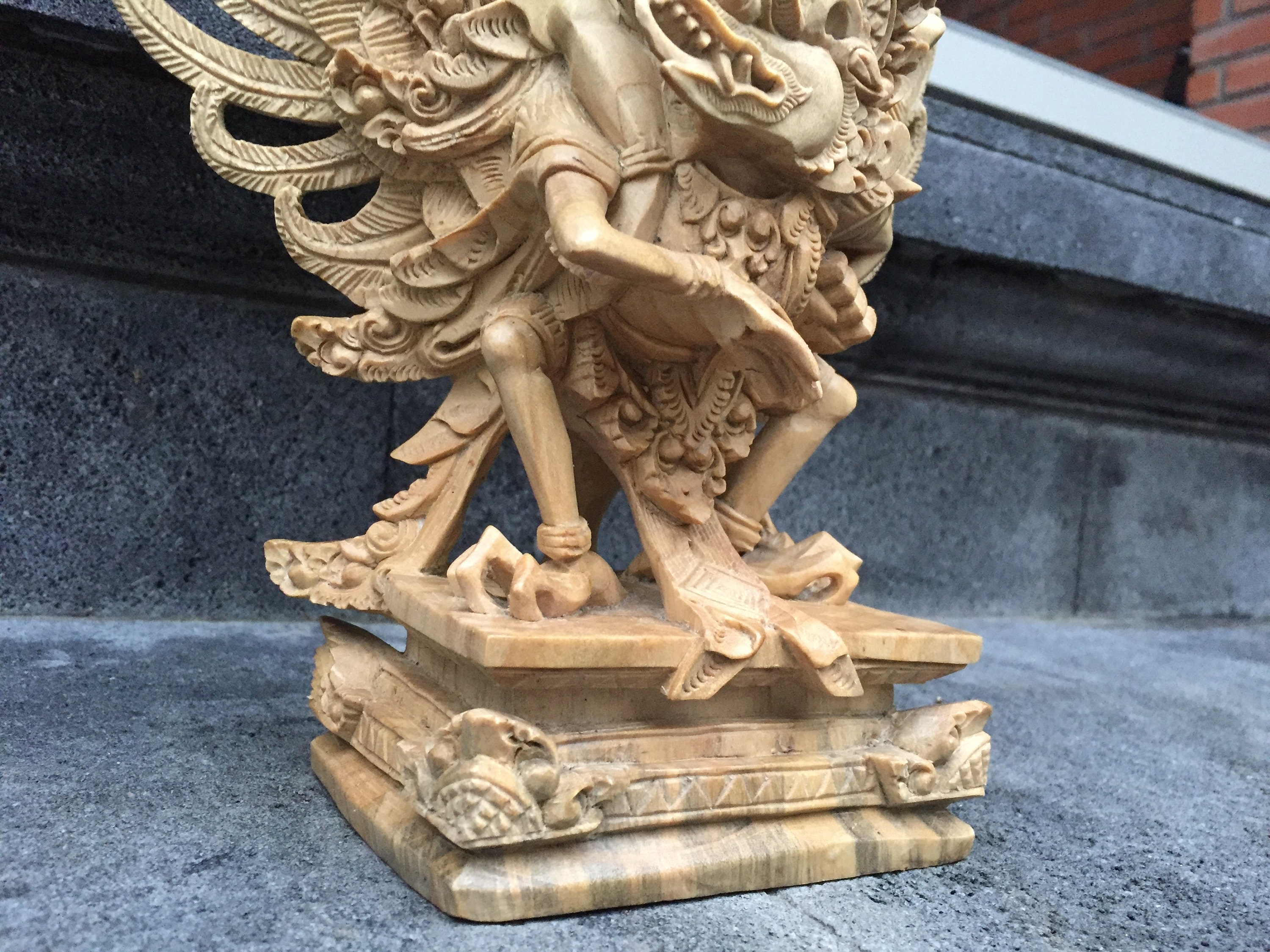 バリ島手作り木製ガルーダ ウィスヌ像 30x20x10 cm 木彫り、彫刻