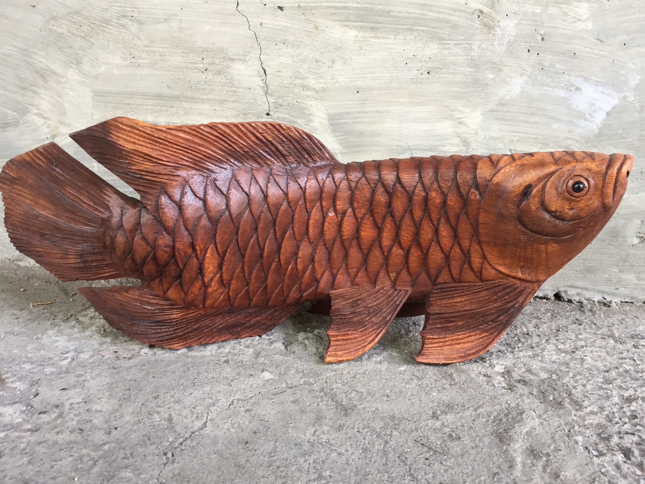 アロワナの魚の像、手彫りの繁栄の置物、バリ風水アート - Etsy 日本