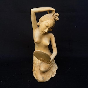 Balinese Wooden Woman Looking in the Mirror Sculpture Size 19 cm x 13 cm x 9 cm Wood Carving, Sculpture, Art from Bali Indonesia