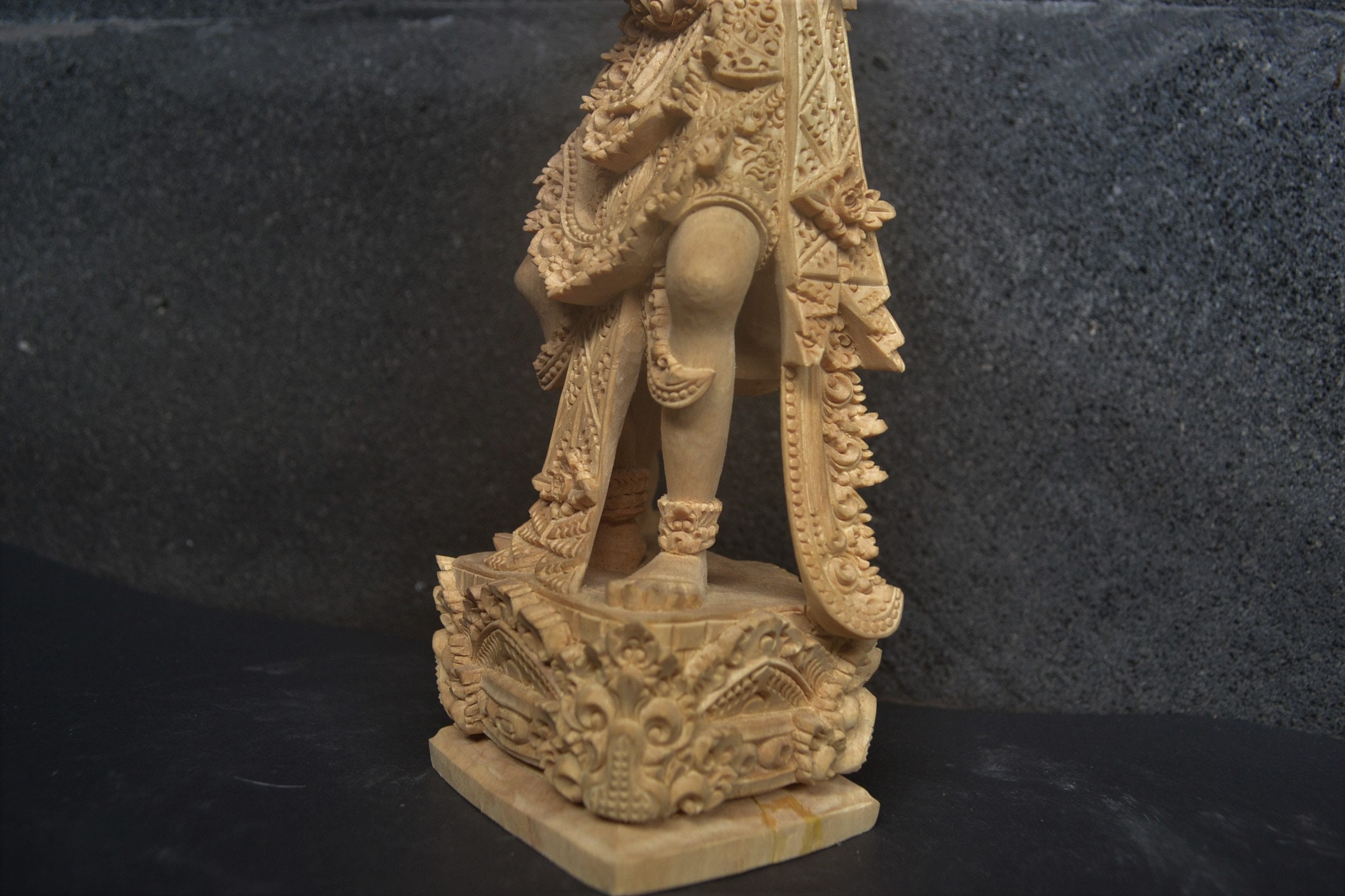 バリ島手作りのプルティマ木製像、木彫、彫刻、インドネシア・バリ島の