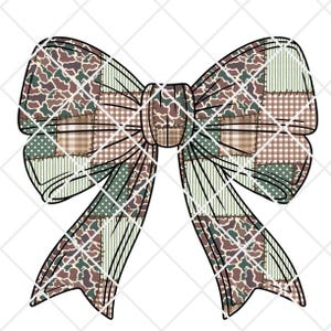 Könnte beinhalten: Eine dekorative Schleife mit einem Patchwork-Design. Die Schleife weist verschiedene Muster auf, darunter Camouflage, Tupfen und Karomuster, in Braun-, Grün- und Beigetönen. Die Schleife ist schwarz umrandet und vor einem weißen Hintergrund platziert.