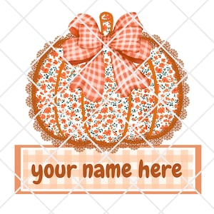 Peut inclure: Un motif en forme de citrouille avec un motif floral et un nœud vichy. La citrouille a une bordure en dentelle orange et des lignes verticales. Le texte "your name here" est affiché sur un fond vichy.
