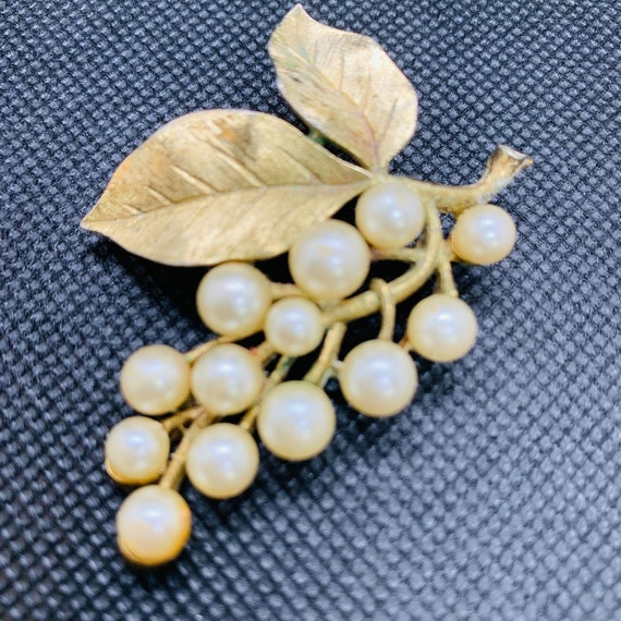 Trifari Vintage Grape Bunch Brooch Pin Pearls Gol… - image 2