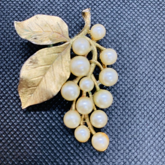 Trifari Vintage Grape Bunch Brooch Pin Pearls Gol… - image 4