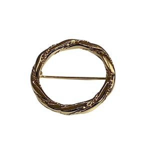 MONET Vintage Gold Circle Wreath Spilla