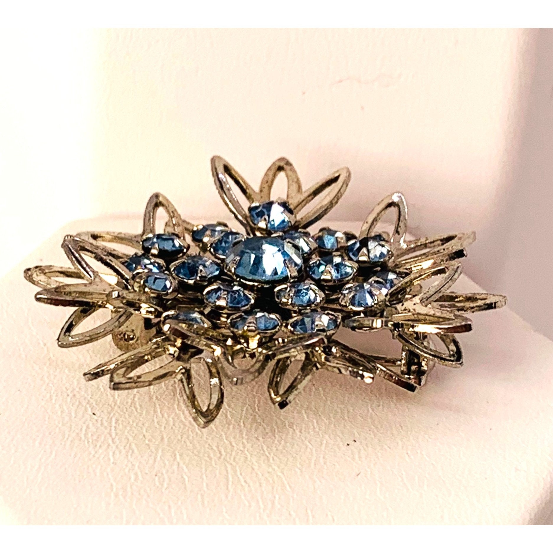 Spilla Fiocco Di Neve Colorata Con Strass | Design Girevole Multistrato 3D | Blu, Metallo | 3,6 X 3,2 Cm - 2