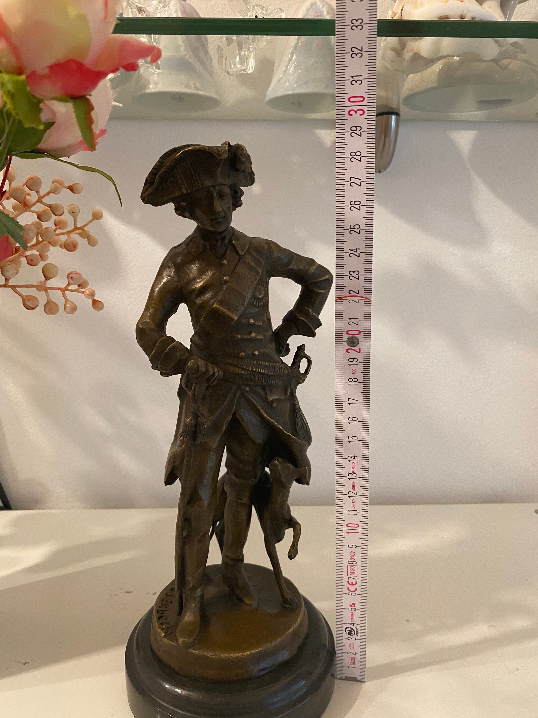 狩猟犬を連れたフリードリヒ2世「オールド・フリッツ」のブロンズ像